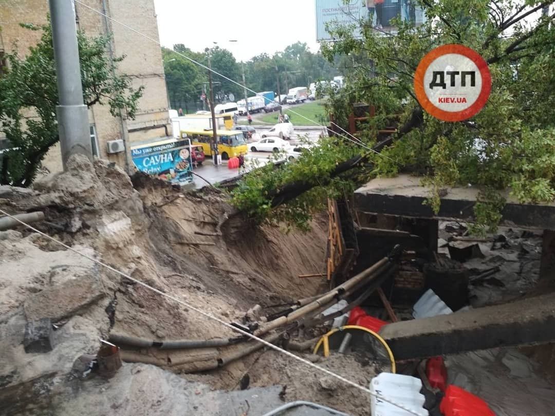 У Києві сильний дощ розмив один з мостів 