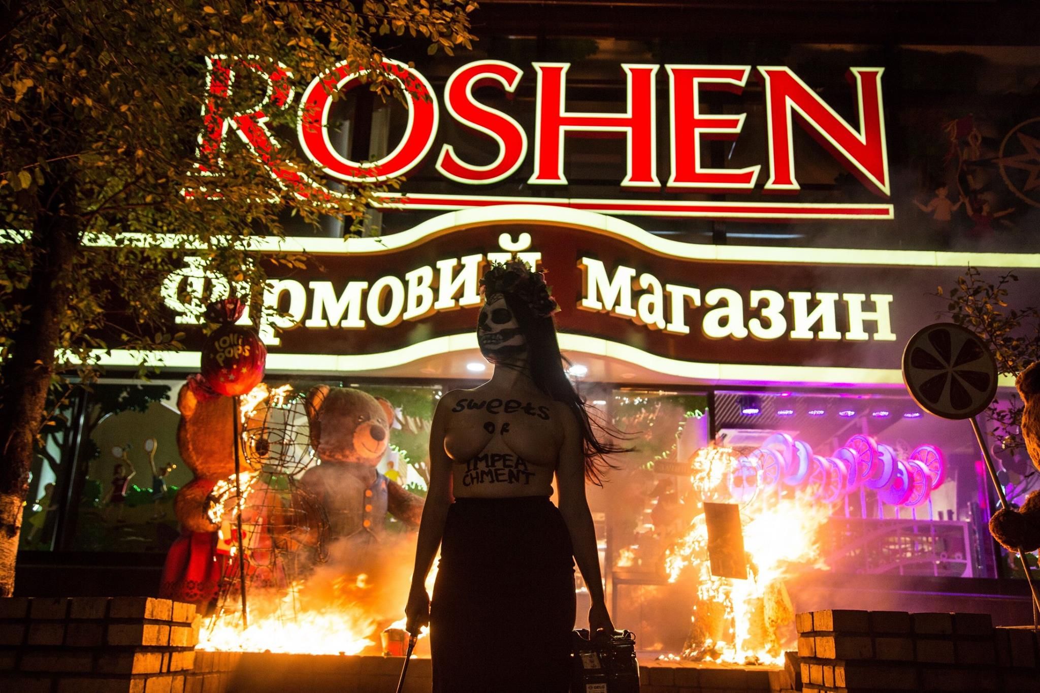 Femen заявили, що їх хотіли взяти на озброєння українські політики Femen заявили, що їх хотіли взяти на озброєння українські політики