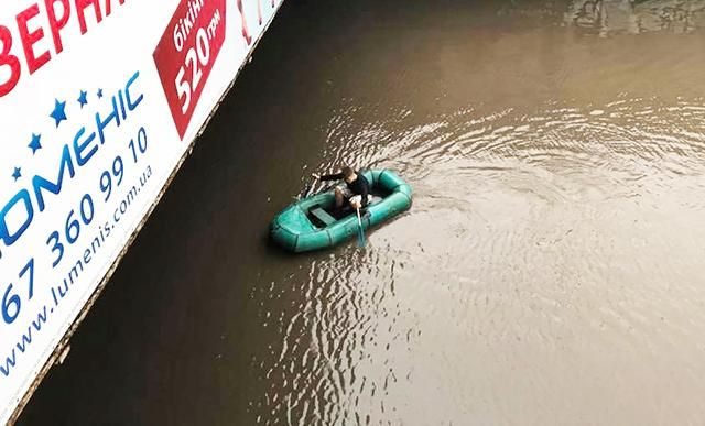 Затопленими вулицями Києва почали пересуватися на човнах: фотодоказ