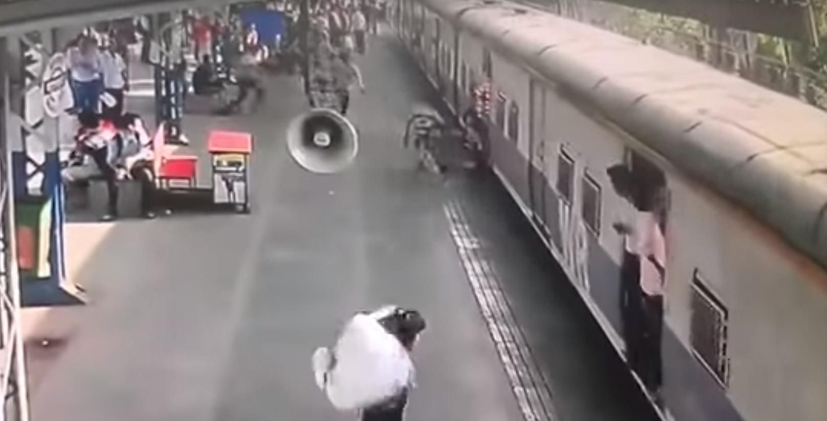 В Індії військовий в останні секунди витягнув дівчинку з-під коліс потяга: вражаюче відео