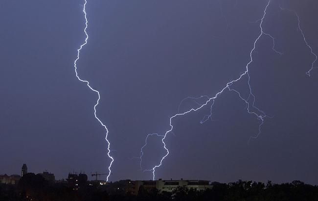 На Запоріжжі блискавка влучила у трьох людей На Запоріжжі блискавка влучила у трьох людей