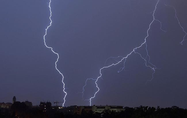 На Запорожье молния попала в трех людей
