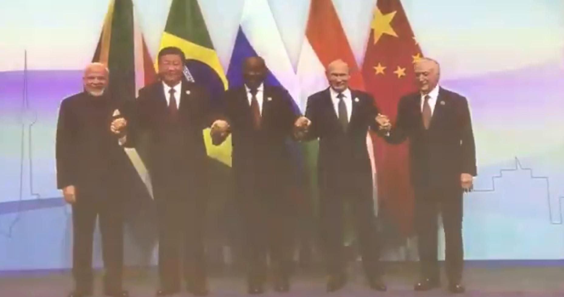 Фейл Путіна: президент Росії не зміг знайти прапор своєї країни Фейл Путіна: президент Росії не зміг знайти прапор своєї країни