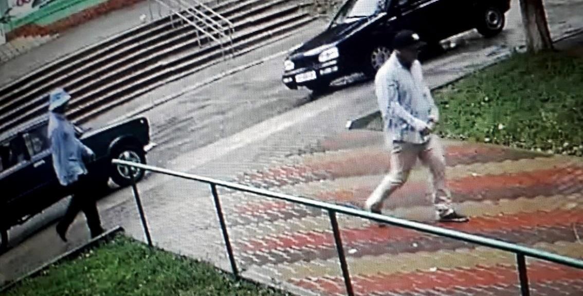 На Харьковщине трое злоумышленников в масках "Шрека" обобрали ювелирный магазин На Харьковщине трое злоумышленников в масках "Шрека" обобрали ювелирный магазин