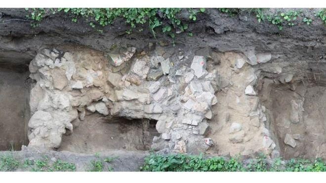 В Киево-Печерском заповеднике археологи раскопали уникальную стену