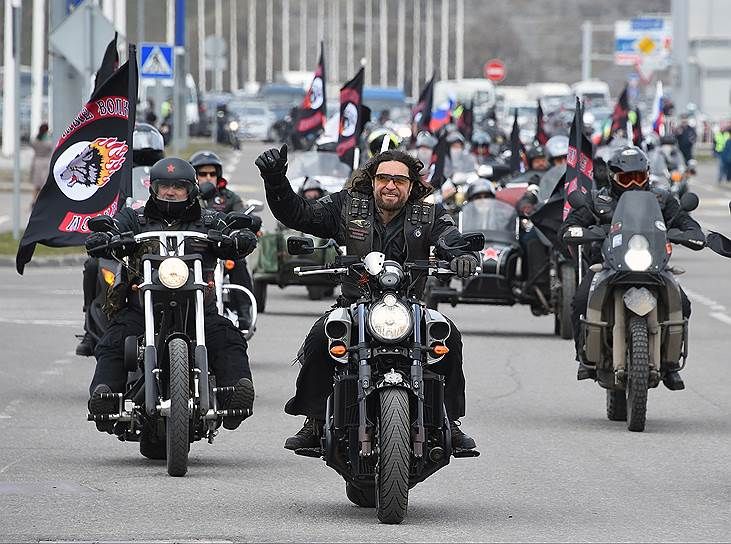 Танки, бронетехника и мотоциклы: "Ночные волки" открыли "военный штаб" в Словакии Танки, бронетехника и мотоциклы: "Ночные волки" открыли "военный штаб" в Словакии