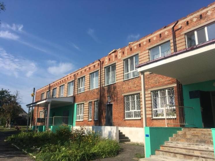 На Харківщині з будівлі дитсадка зірвало дах: фото та відео На Харківщині з будівлі дитсадка зірвало дах: фото та відео