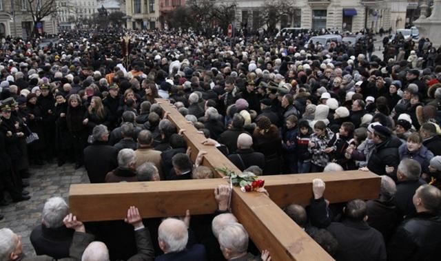 Плакати з Миколою ІІ та Кирилом: що відбувалося на хресній ході Московського патріархату