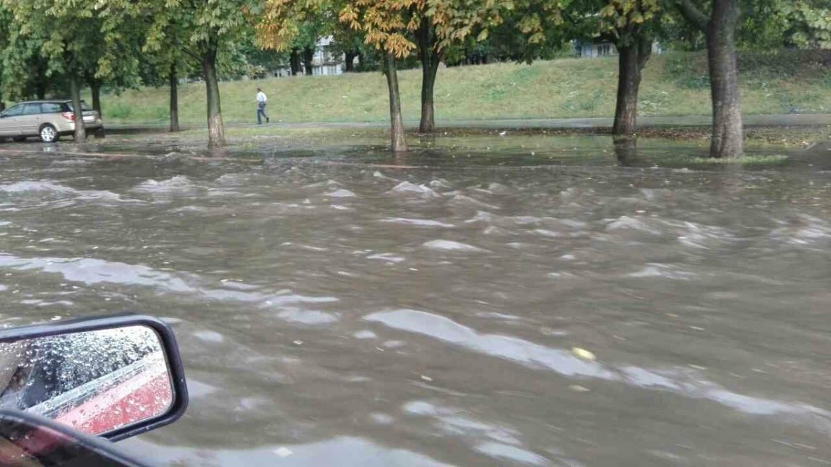 Мощный ливень в Николаеве затопил несколько улиц: фото и видео
