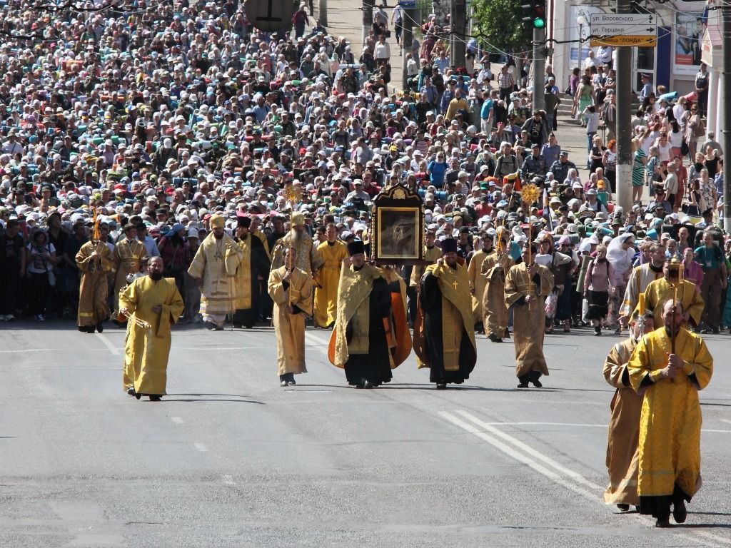 На хресній ході у Києві вірянам видавали гроші: відео На хресній ході у Києві вірянам видавали гроші: відео