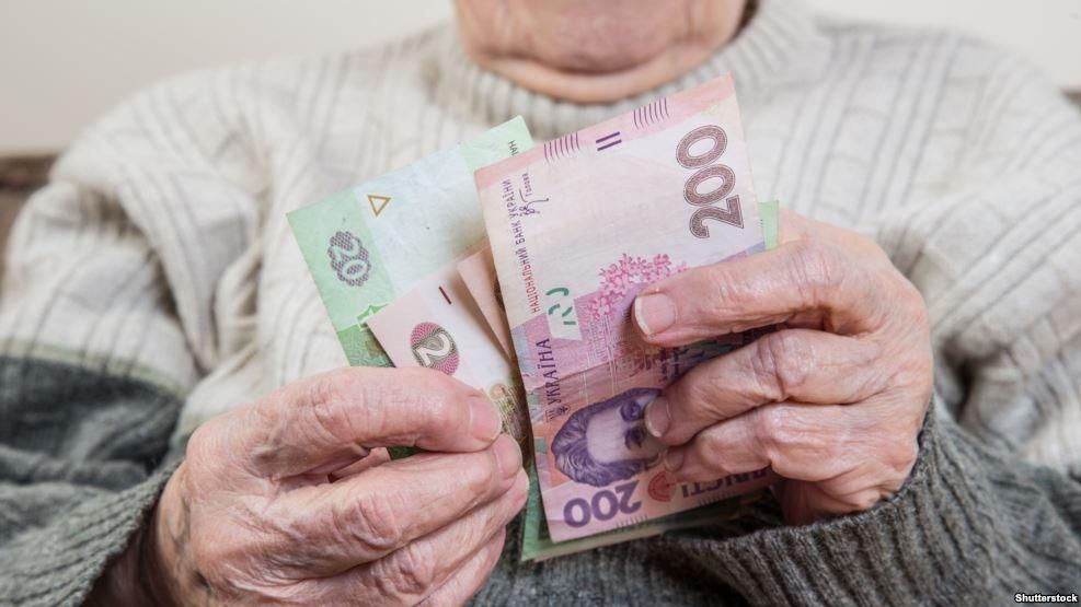 Почему падает гривна, а пенсионерам задерживают выплаты