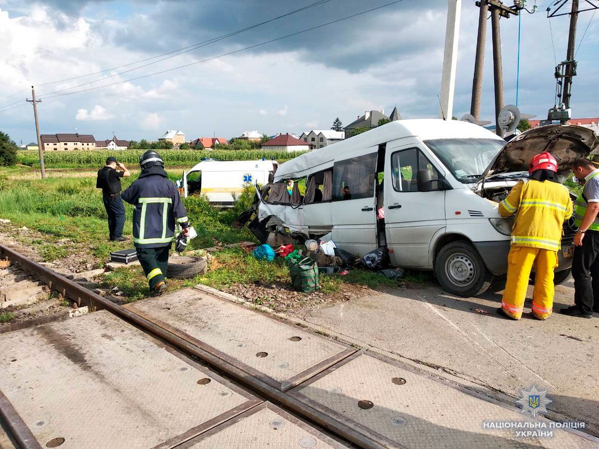 Смертельна ДТП у Чернівецькій області: пасажирський мікроавтобус зіткнувся з потягом