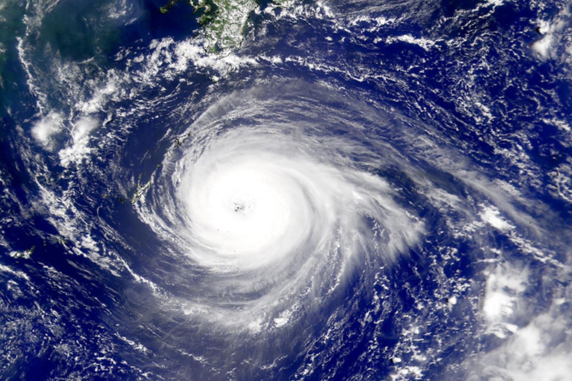 К Японии приближается тайфун: отменены 30 авиарейсов, людей готовят к возможной эвакуации