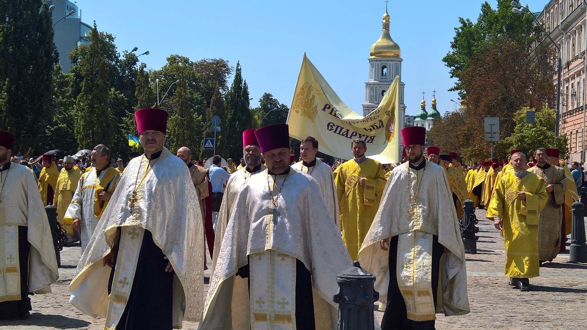В Киеве начался Крестный ход УПЦ КП к годовщине Крещения Руси: фото и видео