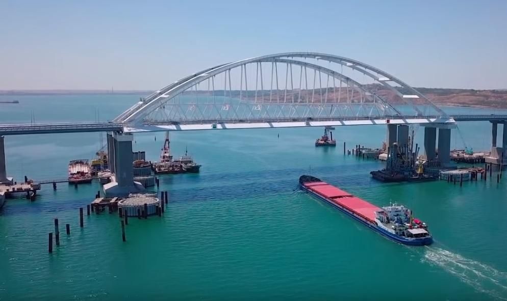 Крымский мост в разгар курортного сезона показали с высоты: интересное видео