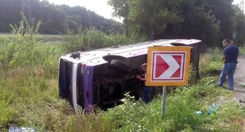 На Харківщині перекинувся автобус із пасажирами: фото з місця ДТП
