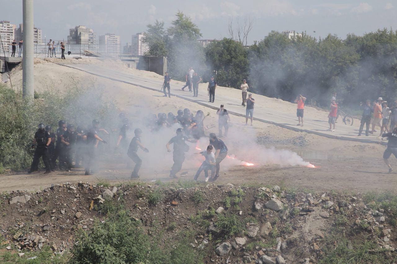 Акція проти забудови Осокорків закінчилася бійкою: фото Акція проти забудови Осокорків закінчилася бійкою: фото