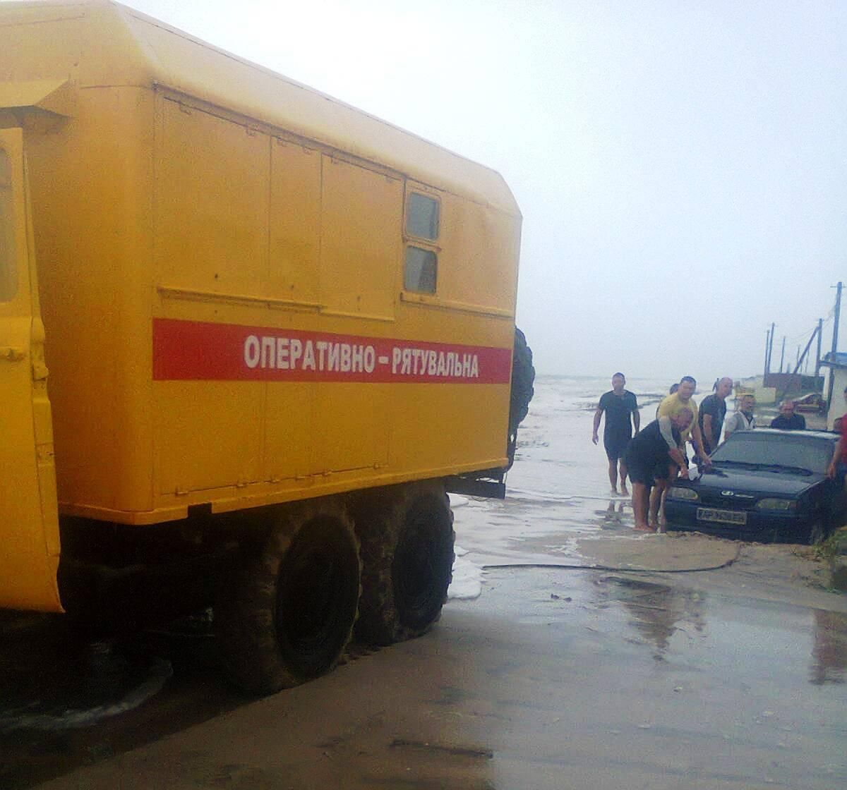 Потужний шторм на Азовському морі: евакуйовано 86 людей