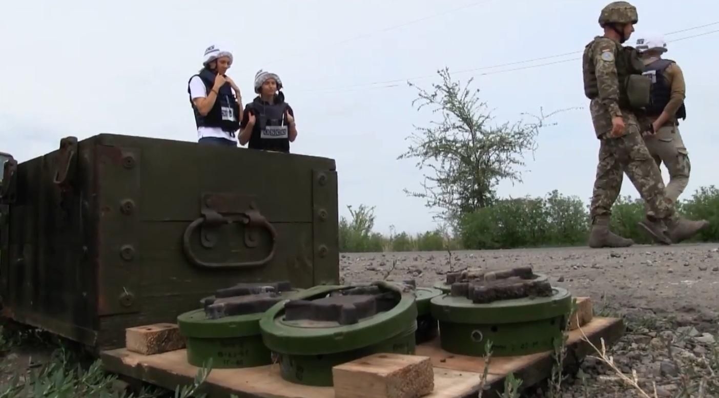 Военные саперы нашли на Донбассе запрещеные противопехотные мины из России