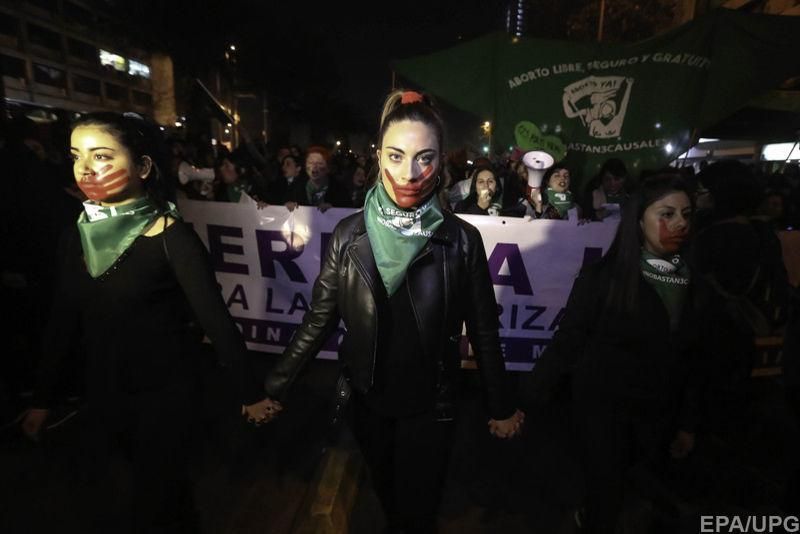 Кривавий протест у Чилі: на учасниць маршу за легалізацію абортів напали з ножами