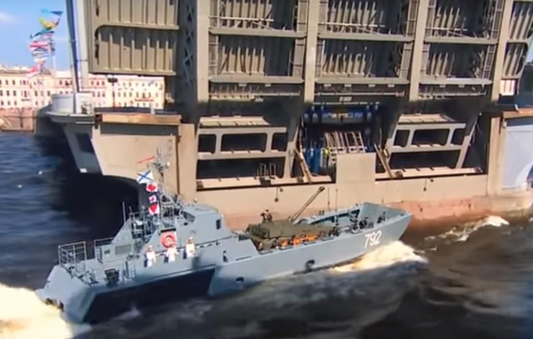 У Росії на військовому параді стався конфуз: катер ВМФ Росії врізався в міст У Росії на військовому параді стався конфуз: катер ВМФ Росії врізався в міст