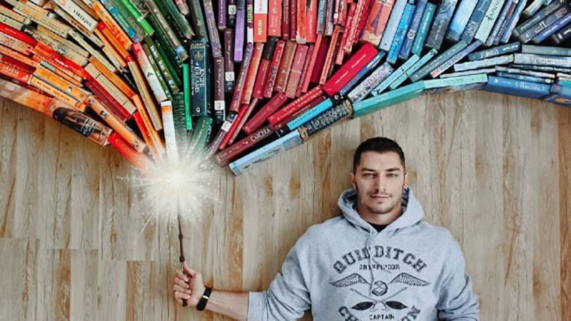Румунський блогер створив оригінальні фото з книжками: результат приголомшує