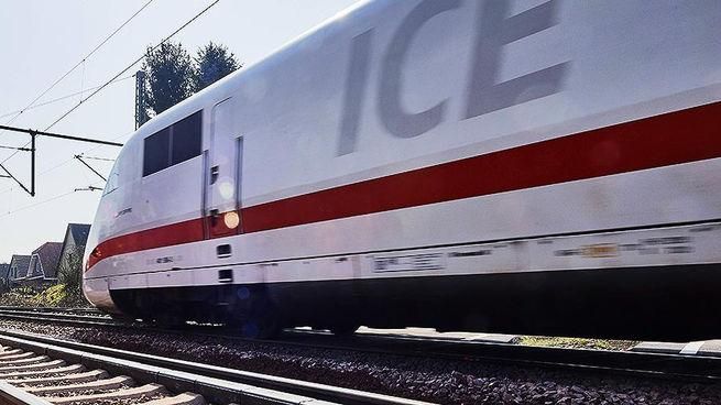 В Германии эвакуировали пассажиров поезда из-за неизвестного вещества В Германии эвакуировали пассажиров поезда из-за неизвестного вещества