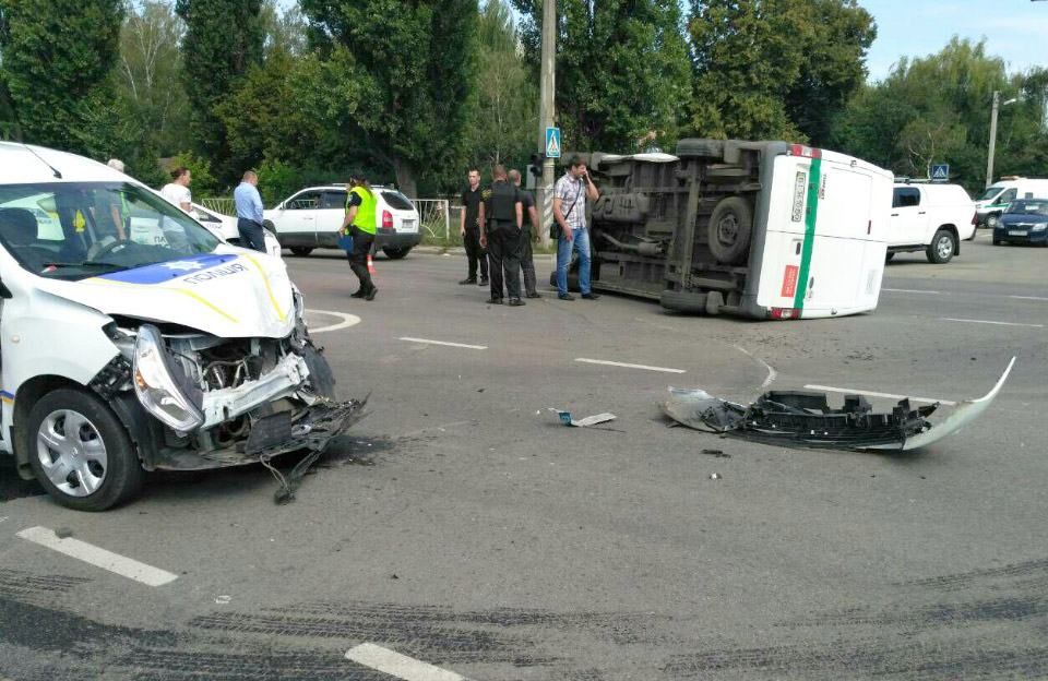 В Полтаве столкнулись полицейская машина и микроавтобус инкассаторов