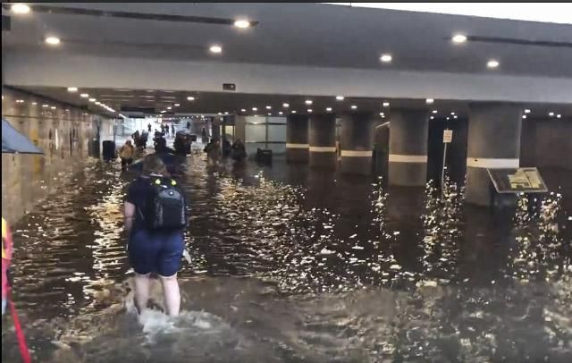 У Швеції люди почали плавати по затопленому вокзалу: фото та відео