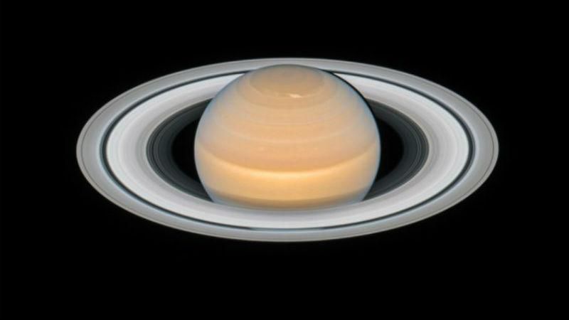 Hubble сделал уникальный снимок Сатурна