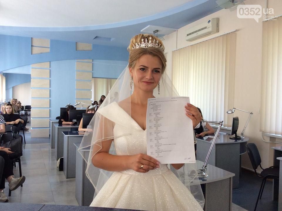 У Тернополі абітурієнтка прийшла на іспит у весільній сукні