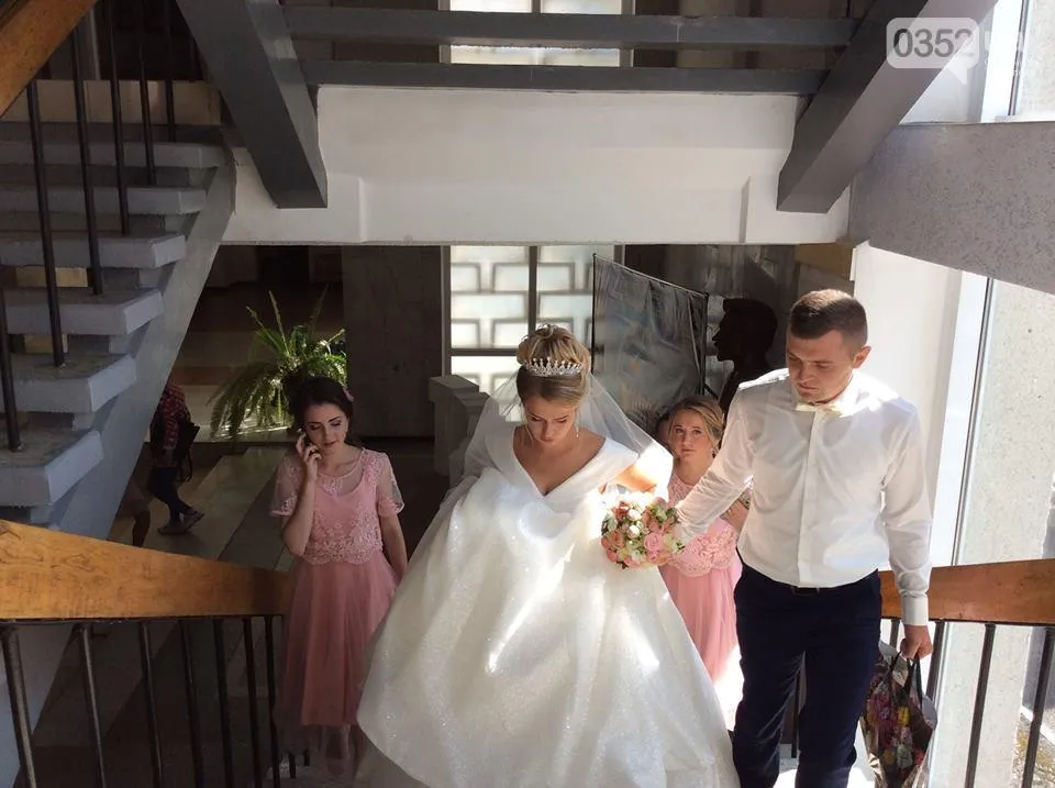 Дівчина прийшла на іспит у весільній сукні Дівчина прийшла на іспит у весільній сукні