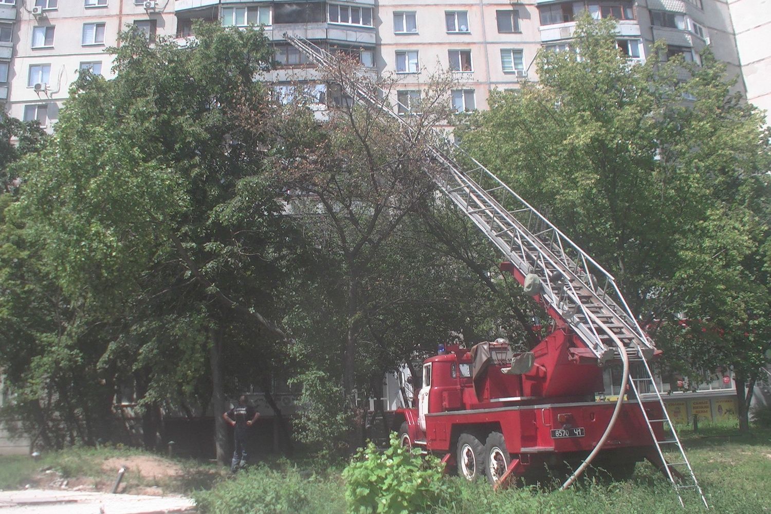 У Харкові загорілась житлова багатоповерхівка: фото та відео