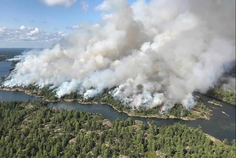 У Канаді вирують масштабні лісові пожежі: рятувальники не можуть взяти їх під контроль