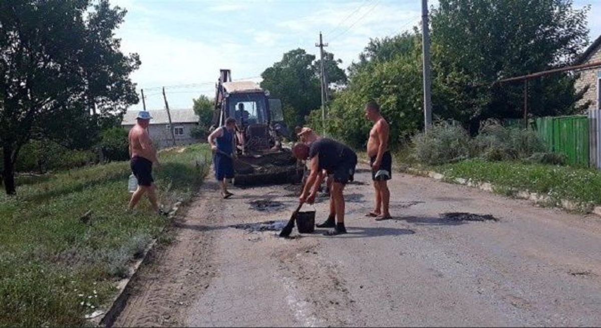 "Дешево та сердито": у мережі показали, як ремонтують дороги на окупованій Луганщині "Дешево та сердито": у мережі показали, як ремонтують дороги на окупованій Луганщині