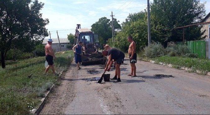 "Дешево та сердито": у мережі показали, як ремонтують дороги на окупованій Луганщині