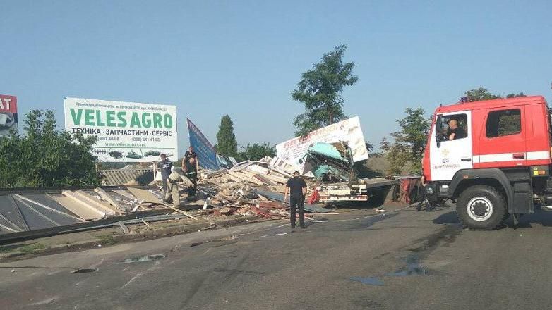 Грузовик сокрушил жилой дом, перед этим убив пешехода Грузовик сокрушил жилой дом, перед этим убив пешехода