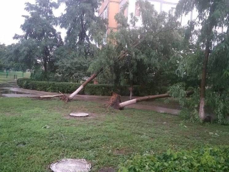 Пошкоджені дахи та автівки: наслідки руйнівної негоди в Україні Пошкоджені дахи та автівки: наслідки руйнівної негоди в Україні