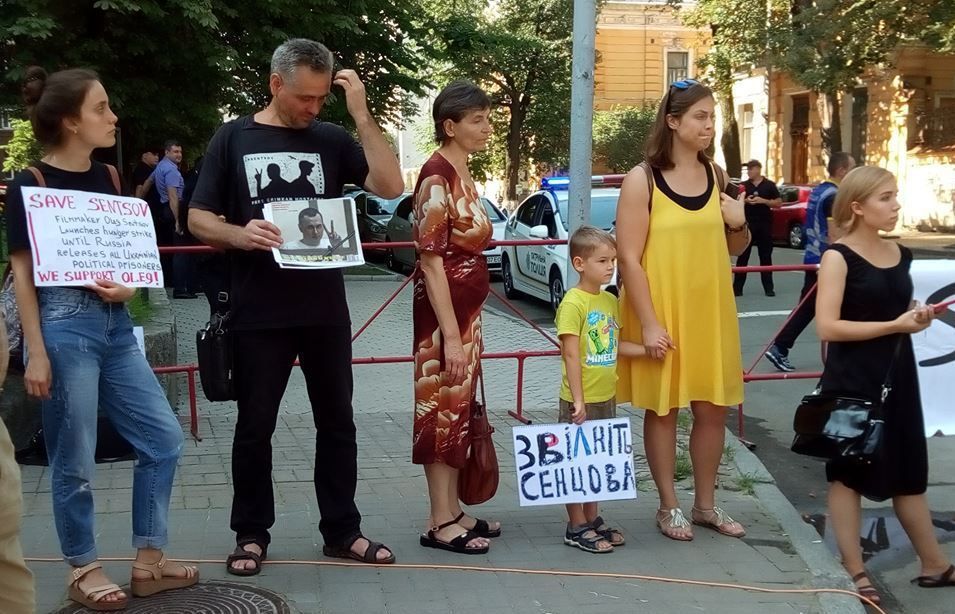 Крик про спасіння: у Києві активісти передали листа Порошенку з вимогою врятувати політв'язнів Крик про спасіння: у Києві активісти передали листа Порошенку з вимогою врятувати політв'язнів
