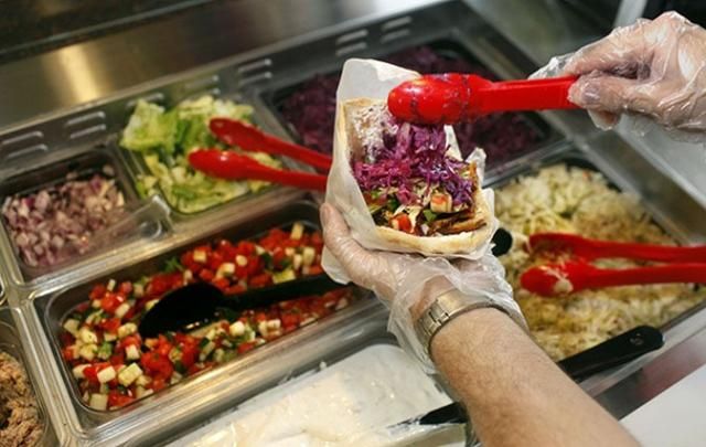 У Києві люди масово отруїлися шаурмою: поліція почала розслідування У Києві люди масово отруїлися шаурмою: поліція почала розслідування