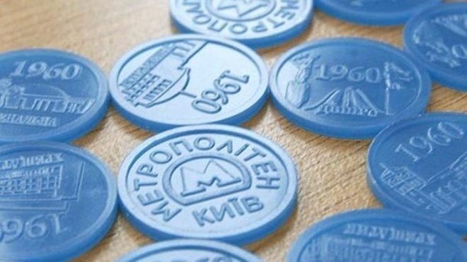В киевском метро мужчина обменял 2300 жетонов