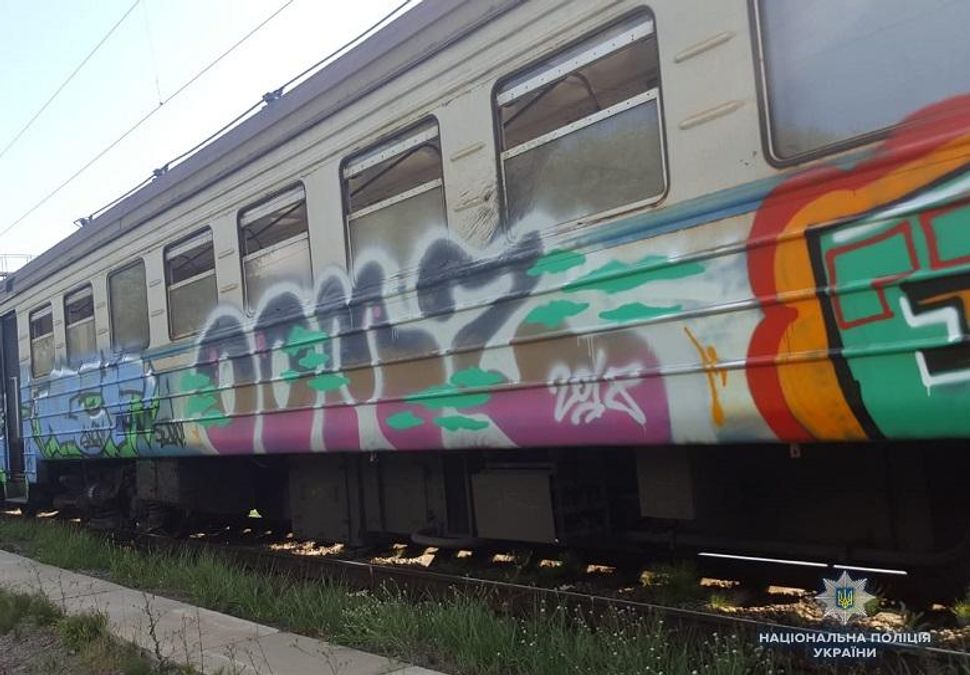 У Києві вандали зупинили електричку та розмалювали її: відео з місця події