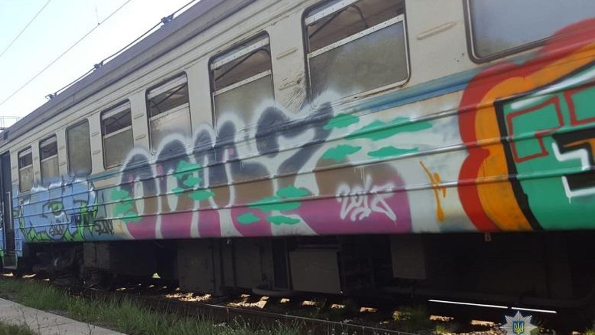 У Києві вандали зупинили електричку та розмалювали її: відео з місця події У Києві вандали зупинили електричку та розмалювали її: відео з місця події
