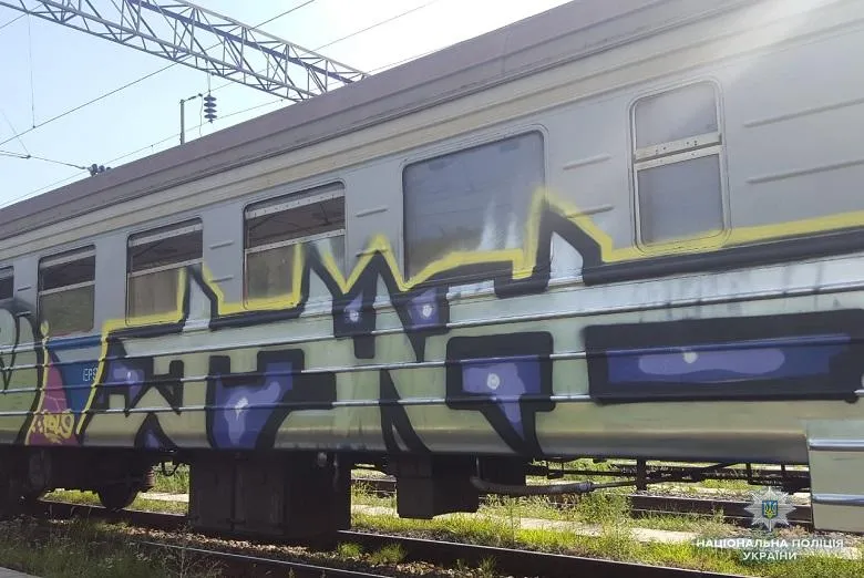 Підлітки розмалювали електричку в Києві Підлітки розмалювали електричку в Києві