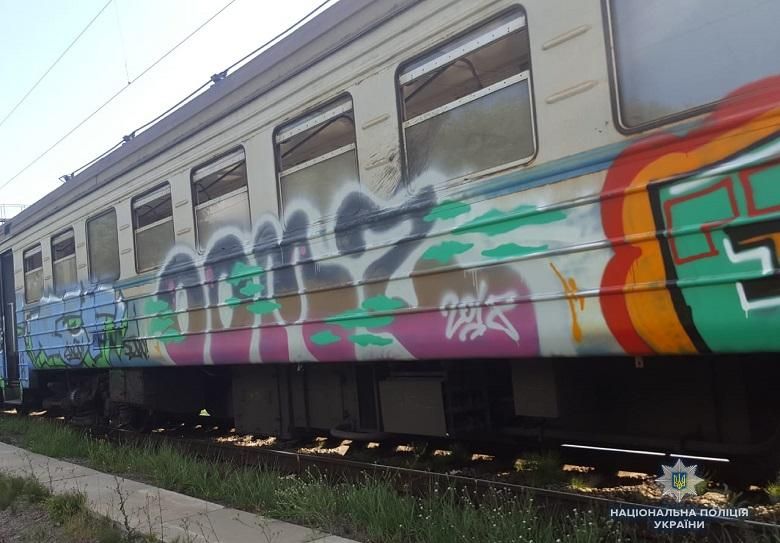 В Киеве вандалы остановили электричку и разрисовали ее: видео с места происшествия В Киеве вандалы остановили электричку и разрисовали ее: видео с места происшествия