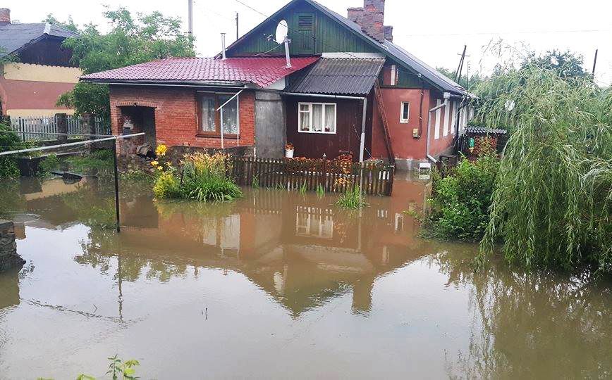 Непогода натворила бед в Украине: обесточены 136 населенных пунктов, подтоплены дома