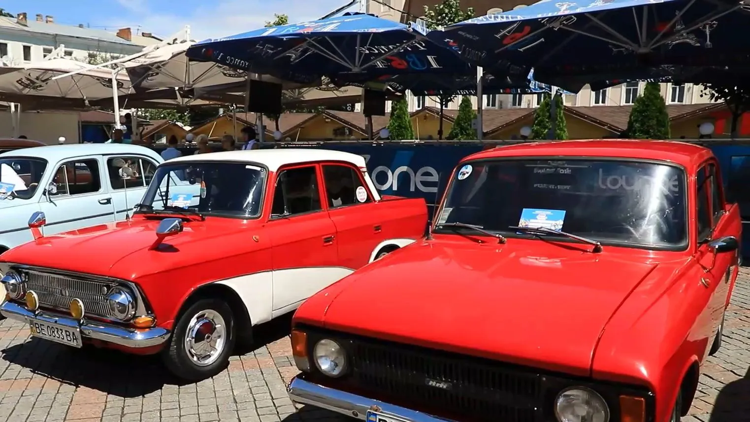 Одесити заполонили Дерибасівську, аби поглянути на ретро-авто Одесити заполонили Дерибасівську, аби поглянути на ретро-авто