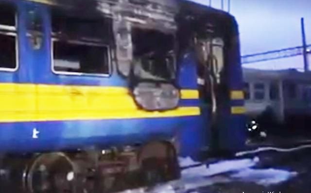 На Прикарпатті загорілась електричка: пасажири вистрибували з вікон (відео) На Прикарпатті загорілась електричка: пасажири вистрибували з вікон (відео)