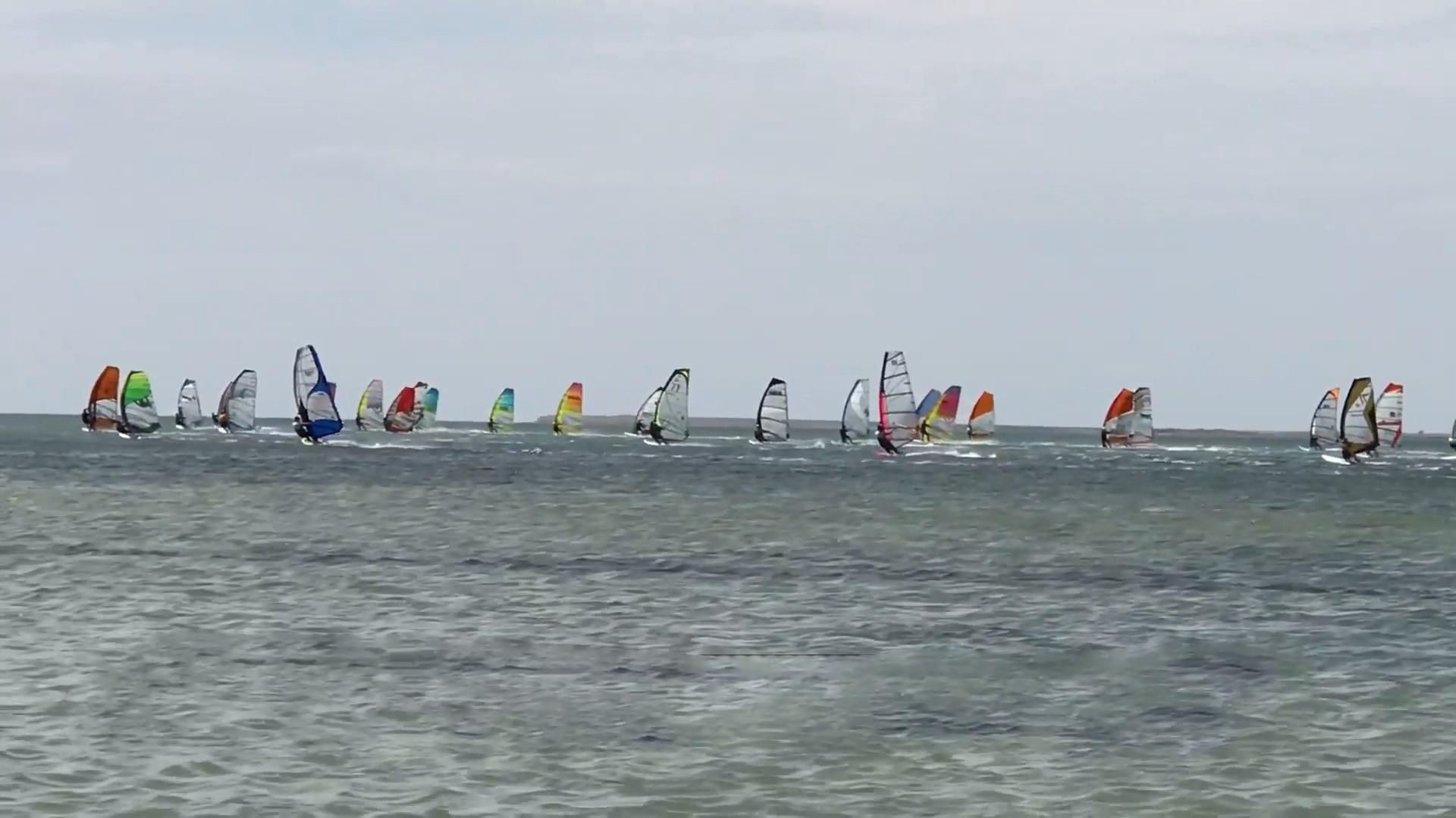 Морське узбережжя Херсонщини заполонили шанувальники екстриму Морське узбережжя Херсонщини заполонили шанувальники екстриму