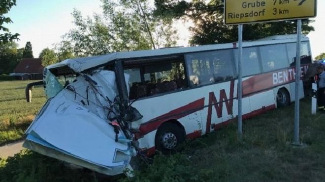 У Німеччині автобус зі школярами в'їхав у карету швидкої: багато постраждалих